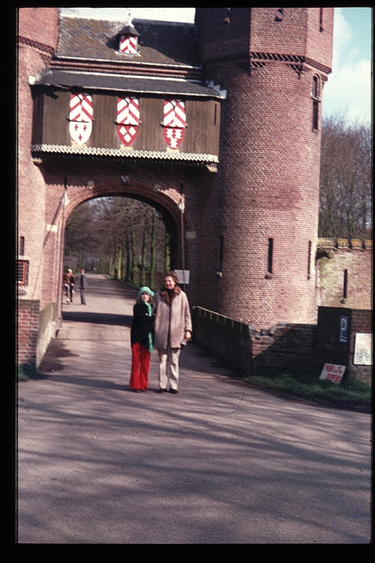 13.Haarzuilen apr 1975 Mama,Brigitte.JPG